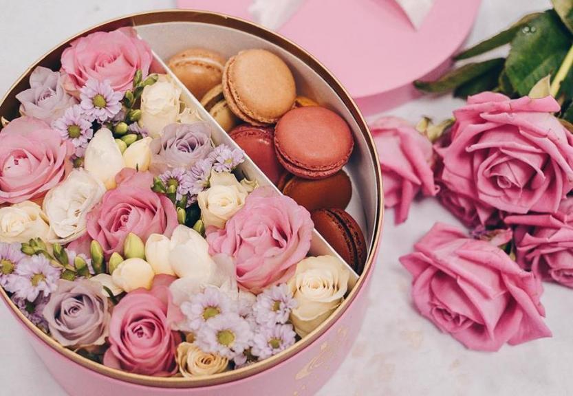 Ziedu un saldumu kastīte pa pastu no Bloom Box